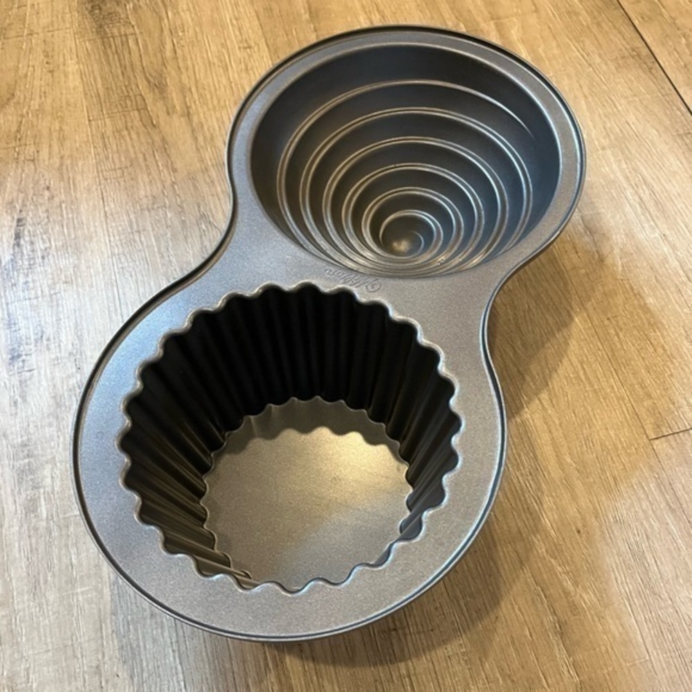 Wilton Giant Cupcake Mold Baking Dish Pan NWOT